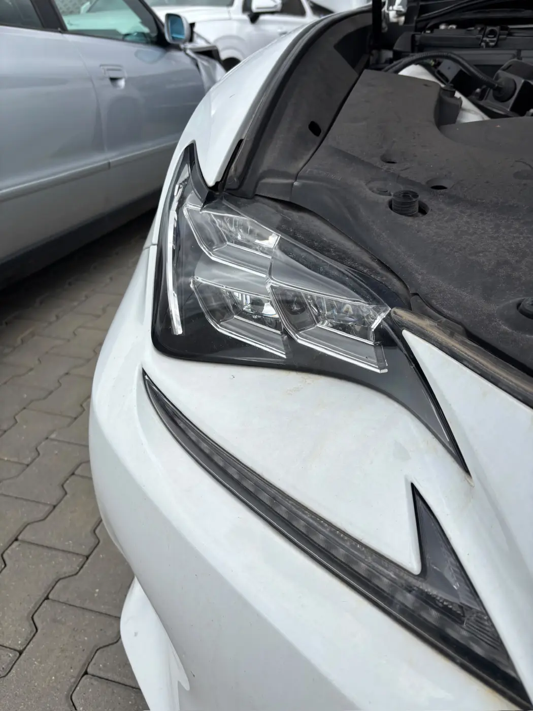 Lexus RC350 fabryczne oznaczenie reflektora ukryte w komorze silnika zdjęcie drugie